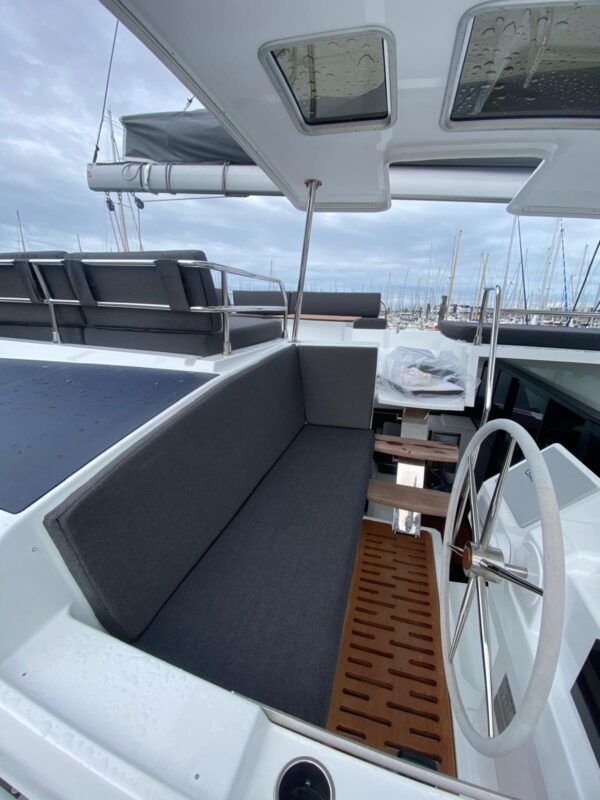 DOSSIERS POSTE DE BARRE AURA 51 Fountaine Pajot