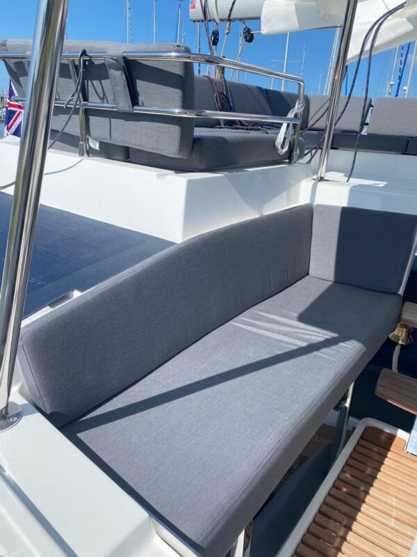 DOSSIERS POSTE DE BARRE TANNA 47 Fountaine Pajot