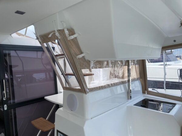 PROTECTION SOUS ECHELLE DESCENTE POSTE DE BARRE ASTREA 42 FOUNTAINE PAJOT