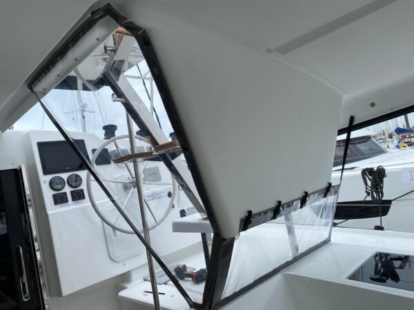 PROTECTION SOUS ECHELLE DESCENTE POSTE DE BARRE ISLA 40 FOUNTAINE PAJOT