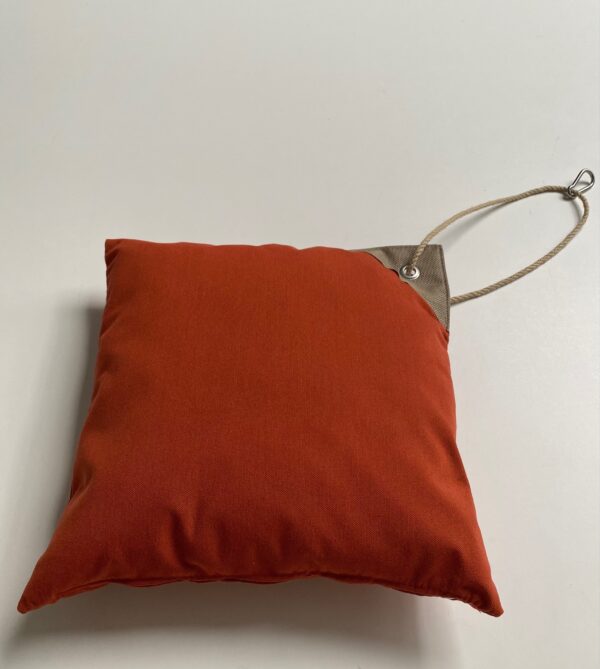 COUSSIN MOKAI OUTDOOR 40X40 SUNBRELLA PUMPKIN AVEC CORDAGE ET MOUSQUETON INOX – Image 2