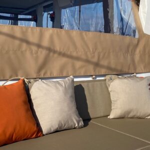 COUSSIN SUNBRELLA MOKAI COLORIS PAPYRUS AVEC MOUSUQETON INOX ET CORDAGE CHANVRE
