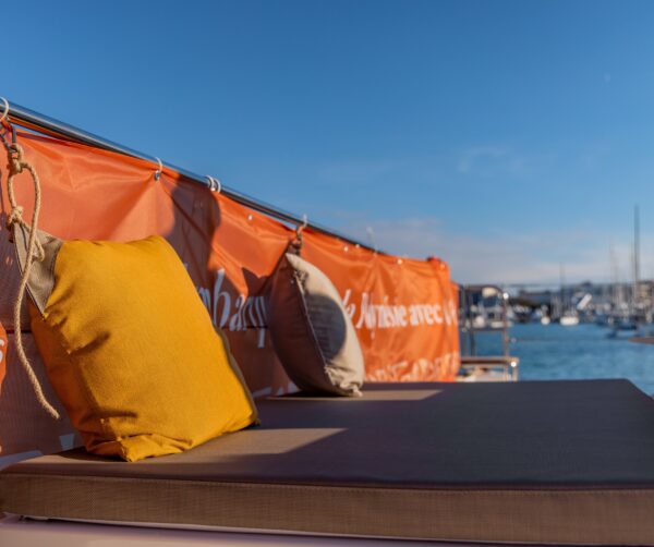 COUSSIN MOKAI OUTDOOR 40X40 SUNBRELLA PUMPKIN AVEC CORDAGE ET MOUSQUETON INOX – Image 12